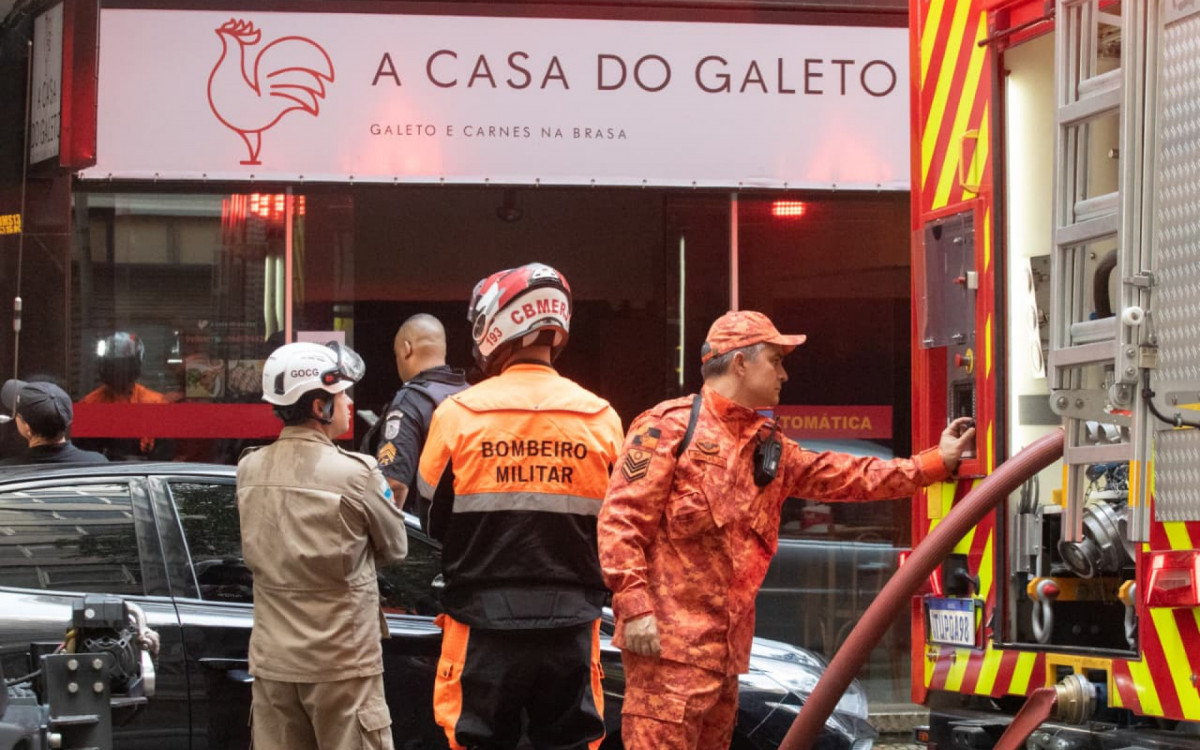 Equipes do Corpo de Bombeiros combatem incêndio em restaurante no Centro
