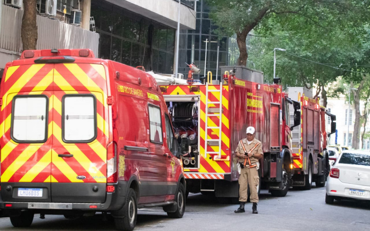 Equipes do Corpo de Bombeiros combatem incêndio em restaurante no Centro