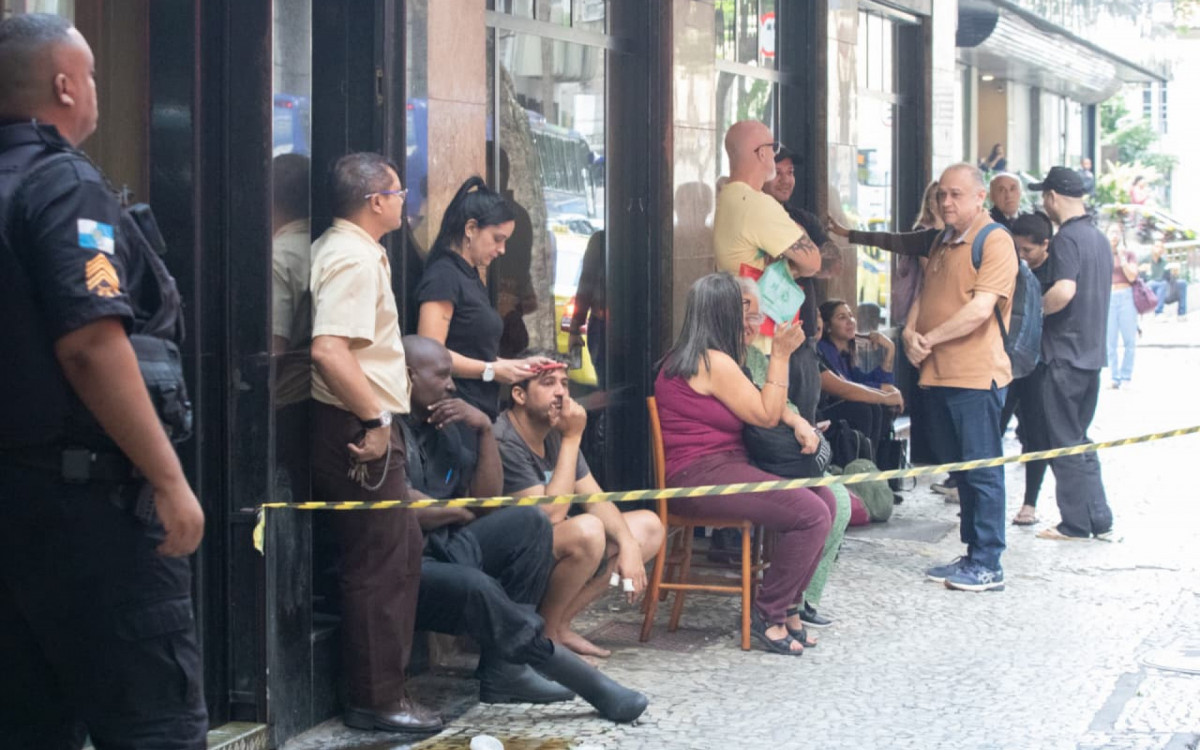 Trabalhadores de restaurante que pegou fogo no Centro aguardam a liberação do espaço