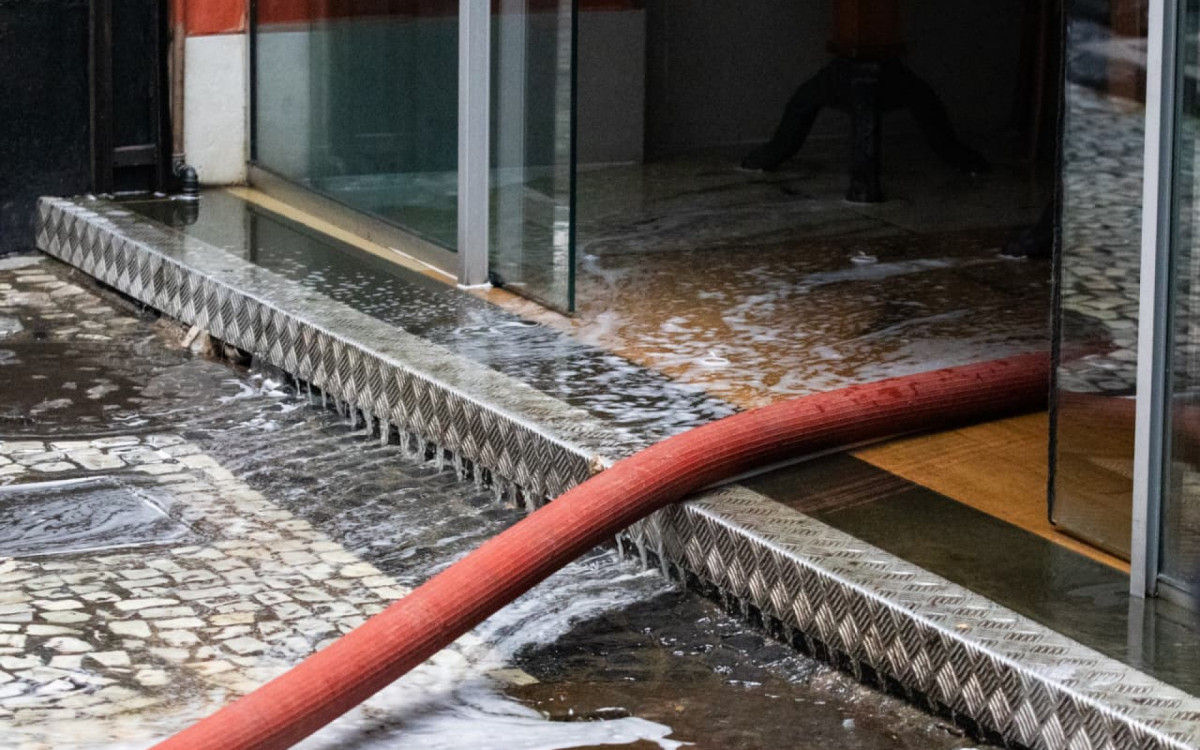 Equipes do Corpo de Bombeiros combatem incêndio em restaurante no Centro