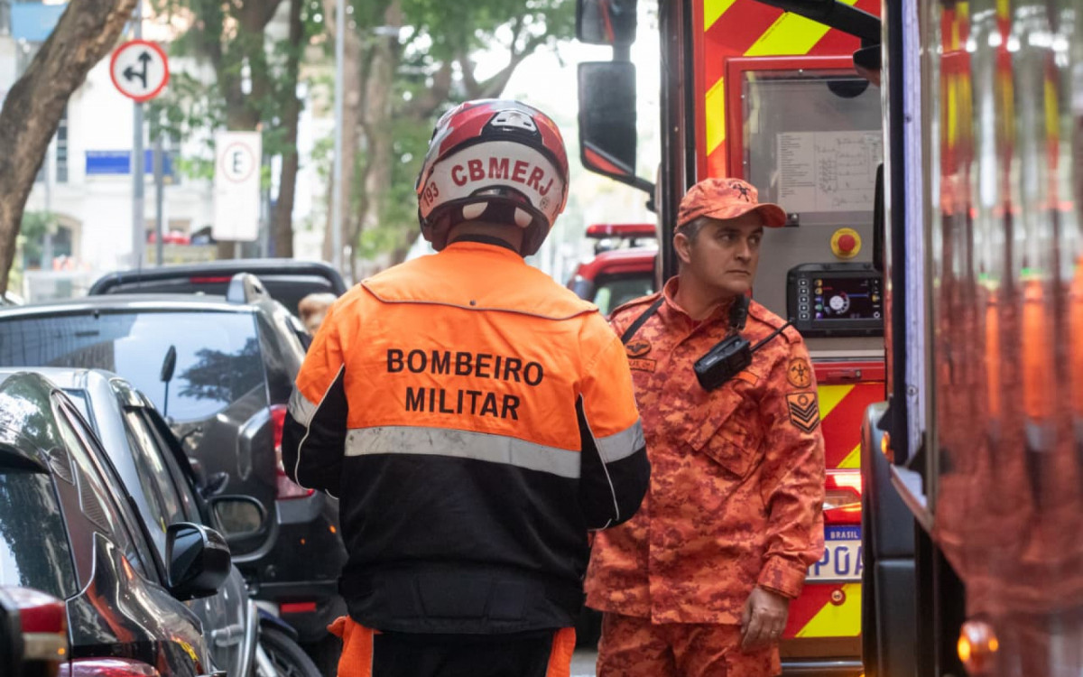 Equipes do Corpo de Bombeiros combatem incêndio em restaurante no Centro