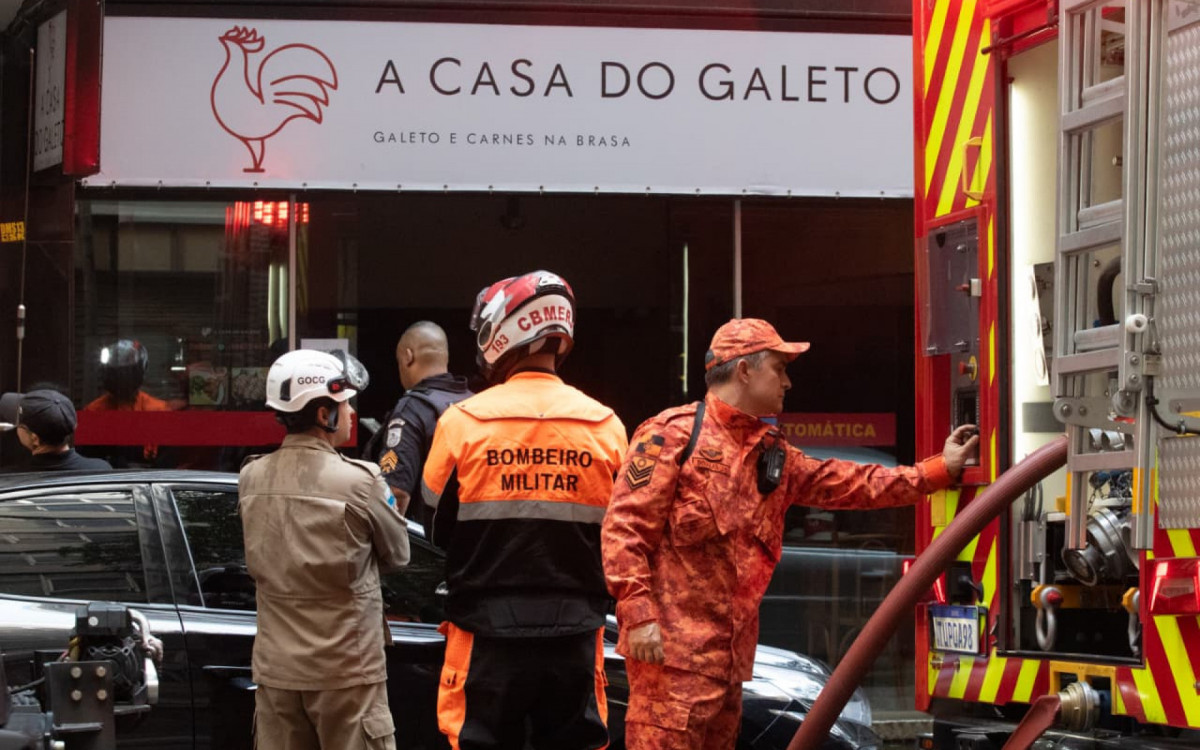 Equipes do Corpo de Bombeiros combatem incêndio em restaurante no Centro