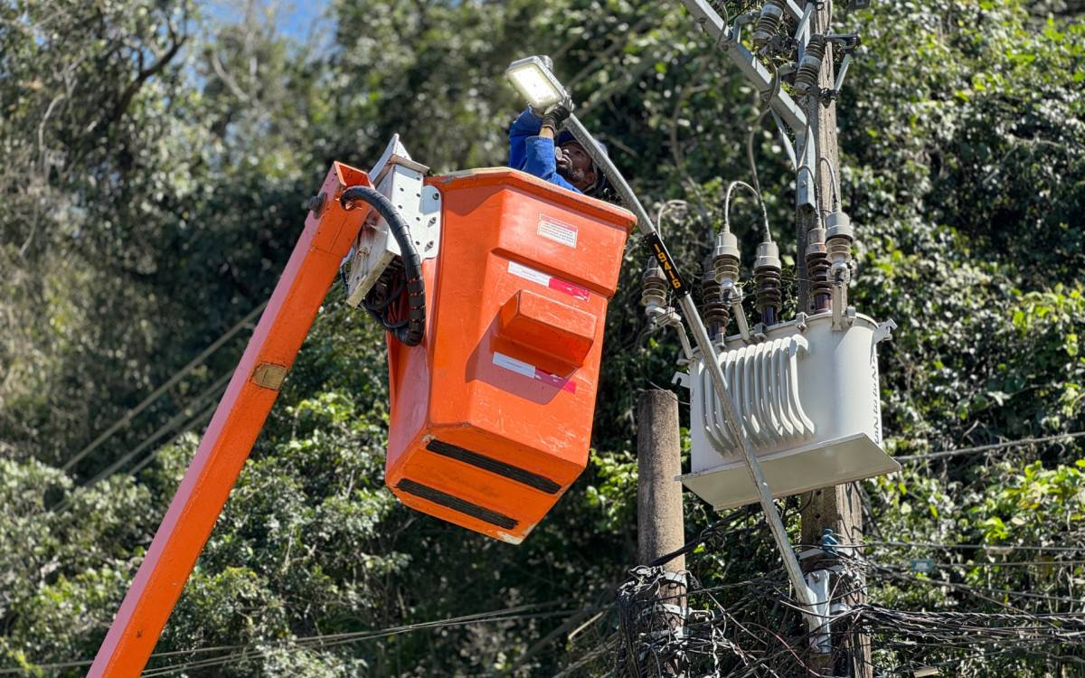 Troca de iluminação na Serra Velha
