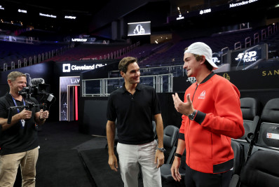 João Fonseca encontra ídolo Roger Federer na véspera de estreia em torneio