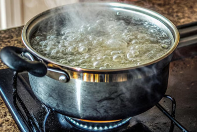 Mãe joga água fervendo no filho de 10 anos e acaba presa no Mato Grosso