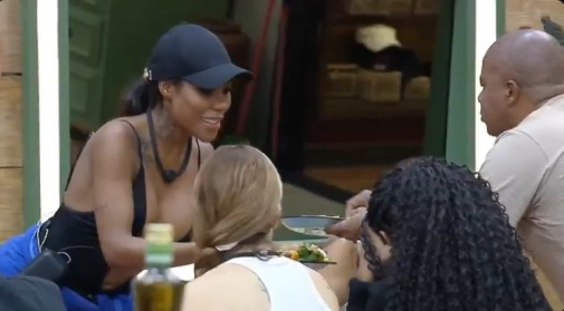 Carol Lekker pegou comida do prato de Toninho Tornado  - Reprodução de Vídeo / X