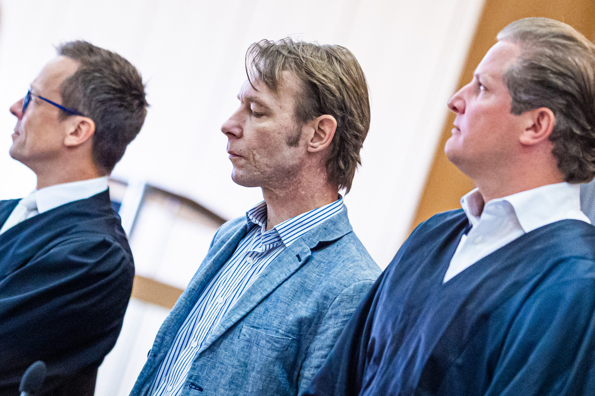 Christian Brückner, no centro, junto com seus advogados - Moritz Frankenberg / Pool / AFP