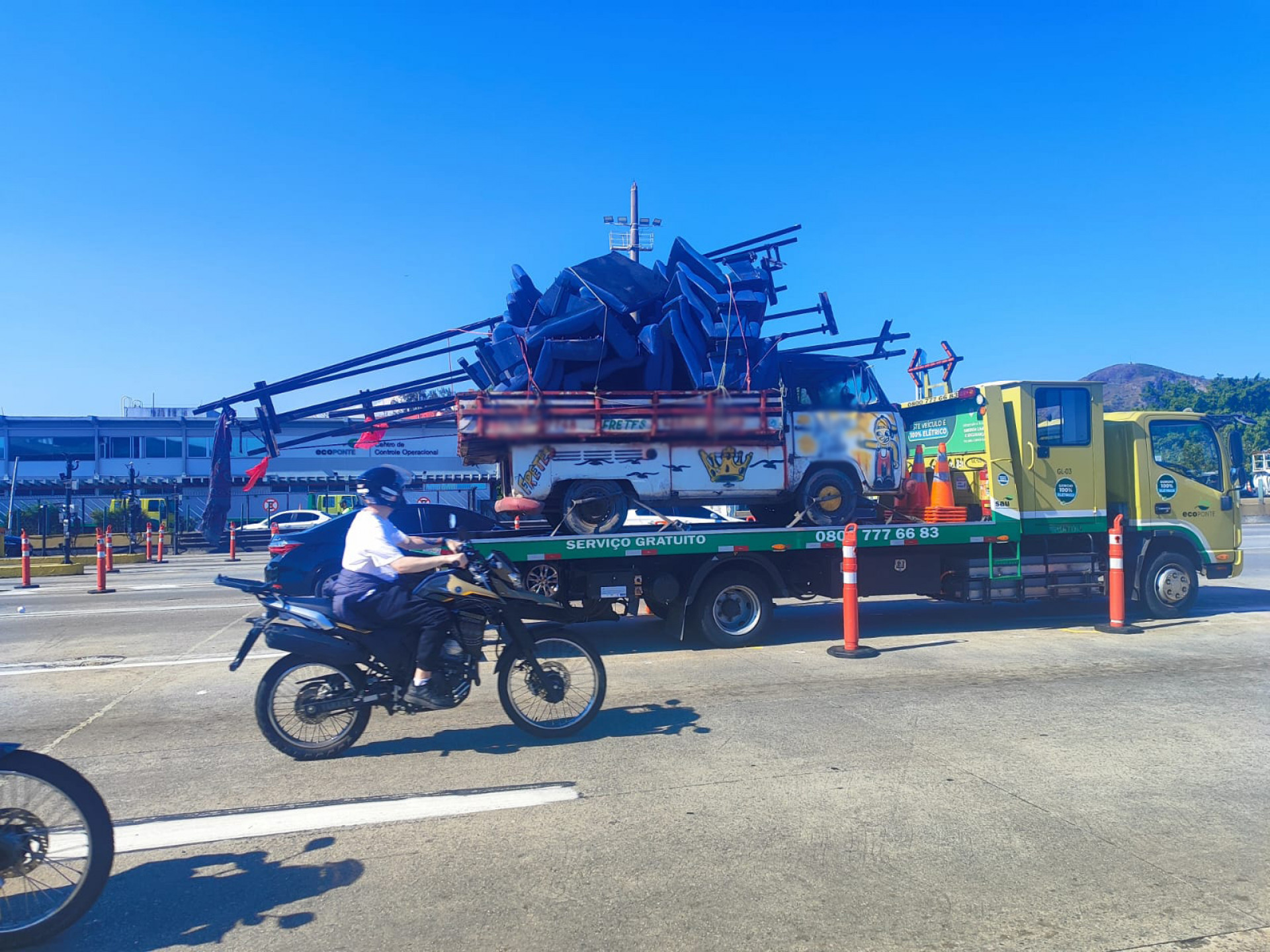 Kombi carregava diversas cadeiras empilhadas e apresentava uma série de irregularidades - Divulgação /PRF