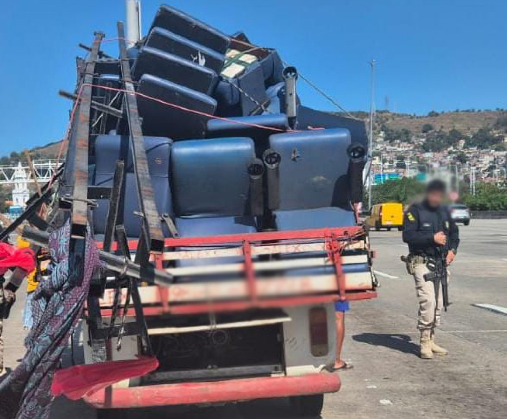 Kombi carregava diversas cadeiras empilhadas e apresentava uma série de irregularidades - Divulgação /PRF