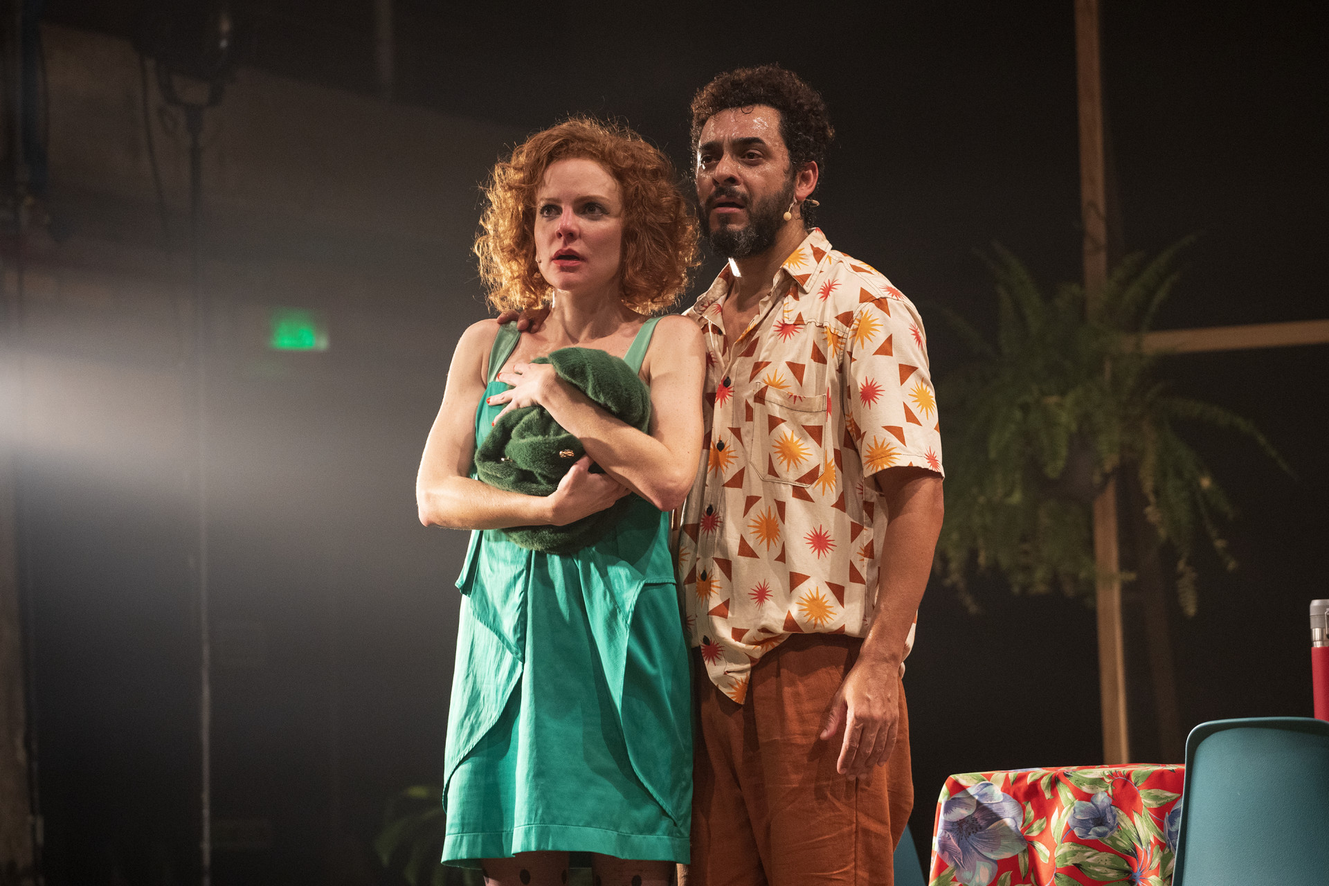 Maria Eduarda de Carvalho e Rui Ricardo Diaz em cena do espet&aacute;culo 'Vermes Radiantes' - Divulga&ccedil;&atilde;o/Matheus Ramalho