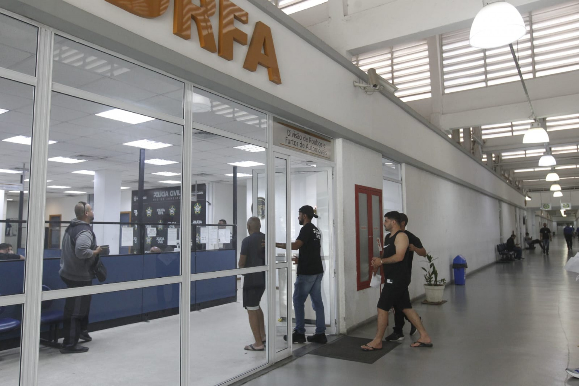 Presos em operação foram levados para a Cidade da Polícia, na Zona Norte - Reginaldo Pimenta / Agência O Dia