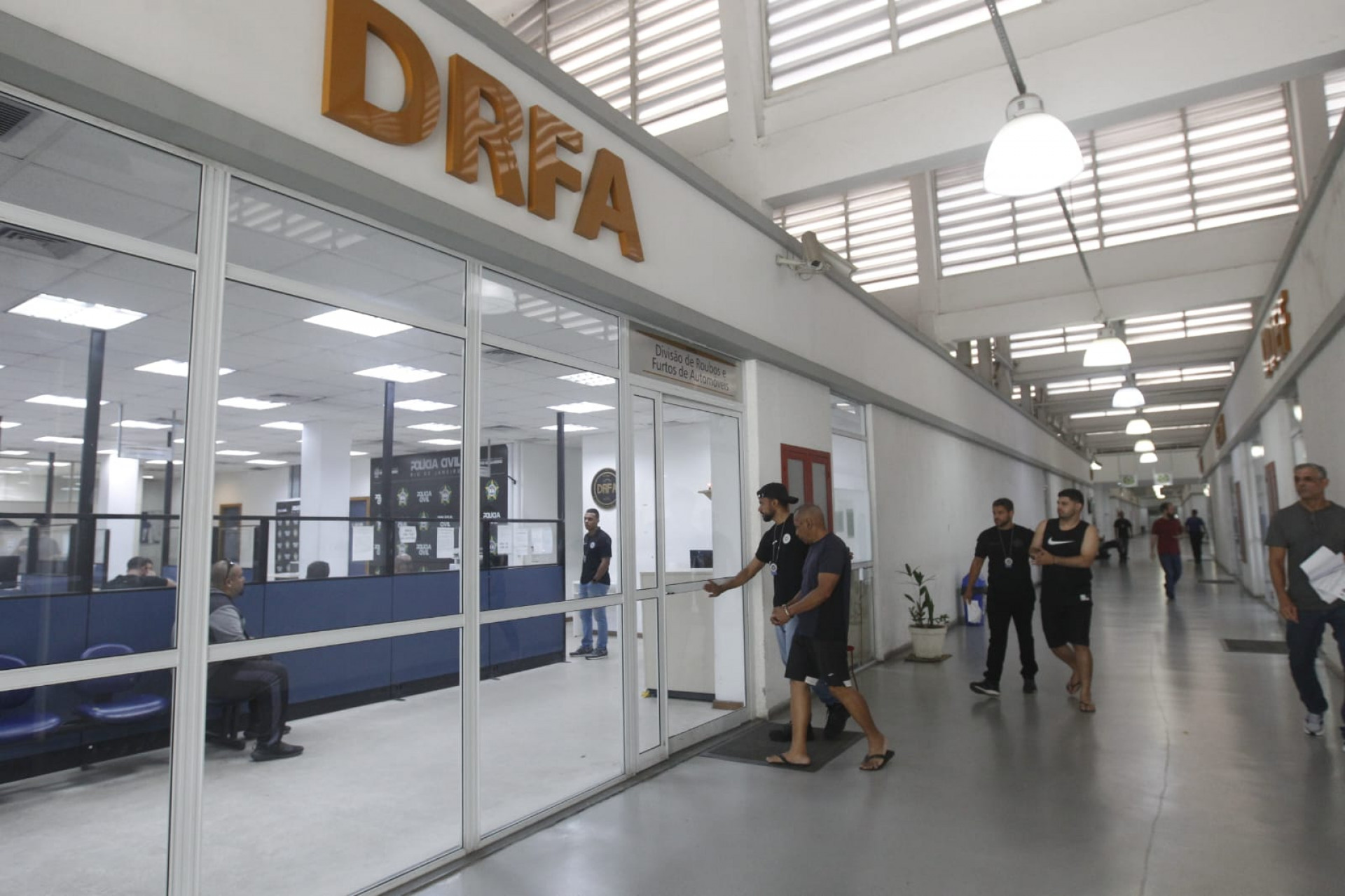 Presos em operação foram levados para a Cidade da Polícia, na Zona Norte - Reginaldo Pimenta / Agência O Dia