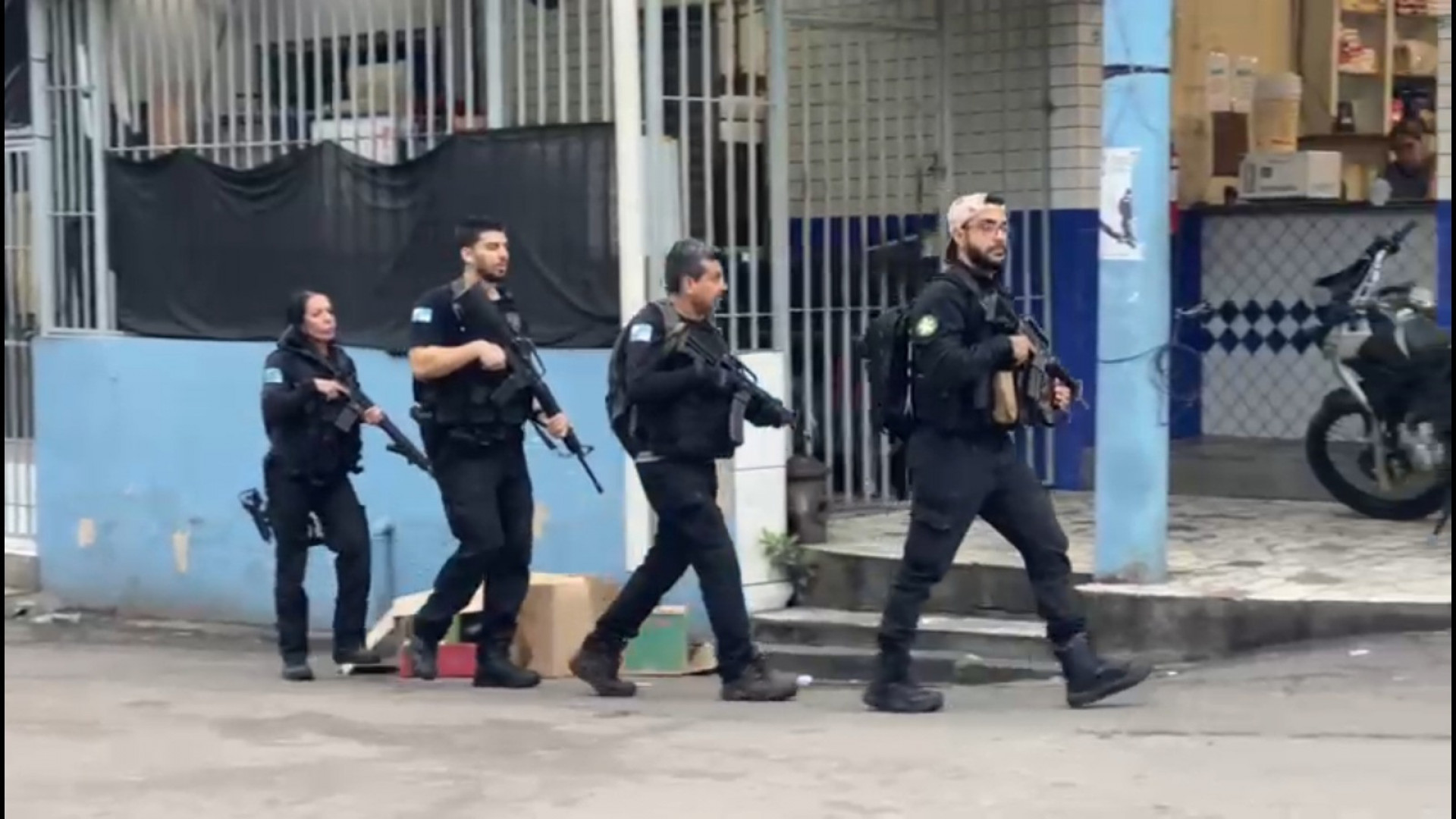 Policiais civis atuam na Vila Kennedy e no Catiri para reprimir expansão do Comando Vermelho - Reprodução