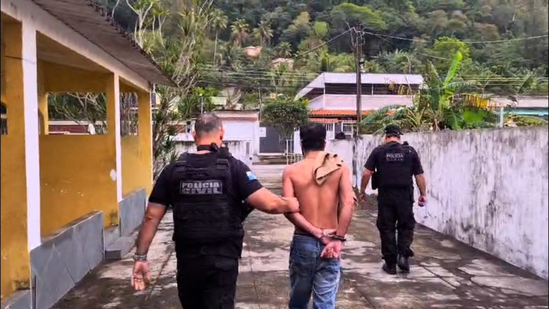 Policiais civis atuam na Vila Kennedy e no Catiri para reprimir expansão do Comando Vermelho - Reprodução