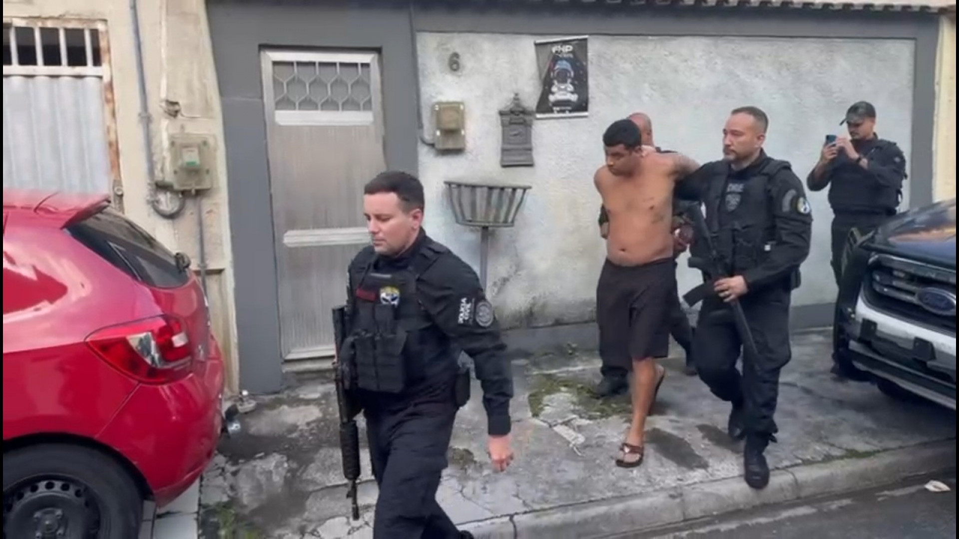 Policiais civis atuam na Vila Kennedy e no Catiri para reprimir expansão do Comando Vermelho - Reprodução