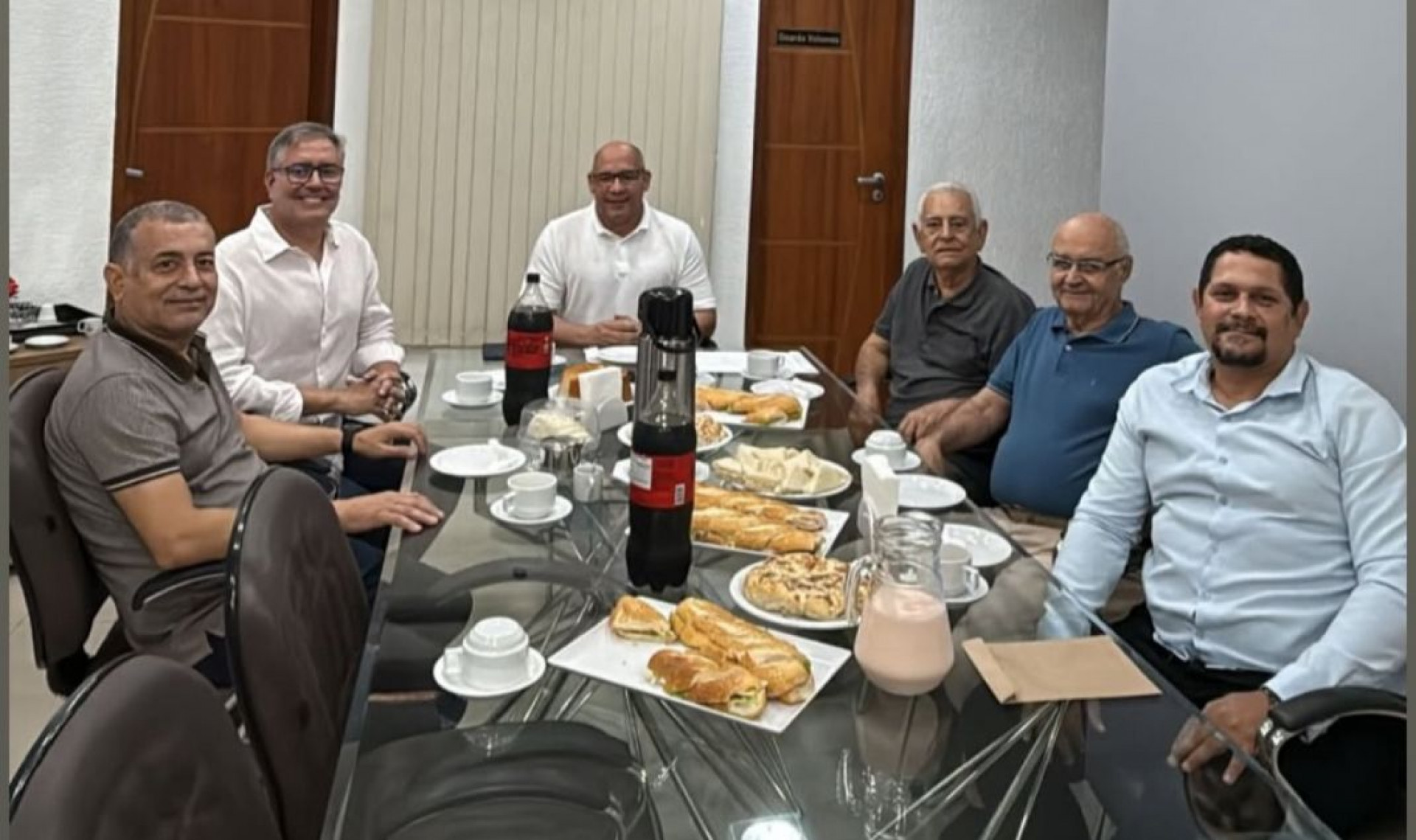 Prefeito Marcelo Magno (PL), junto com seu vice, Diego Silveira (MDB), receberam membros da loja ma&ccedil;&ocirc;nica Pioneiros do Cabo - Reprodu&ccedil;&atilde;o