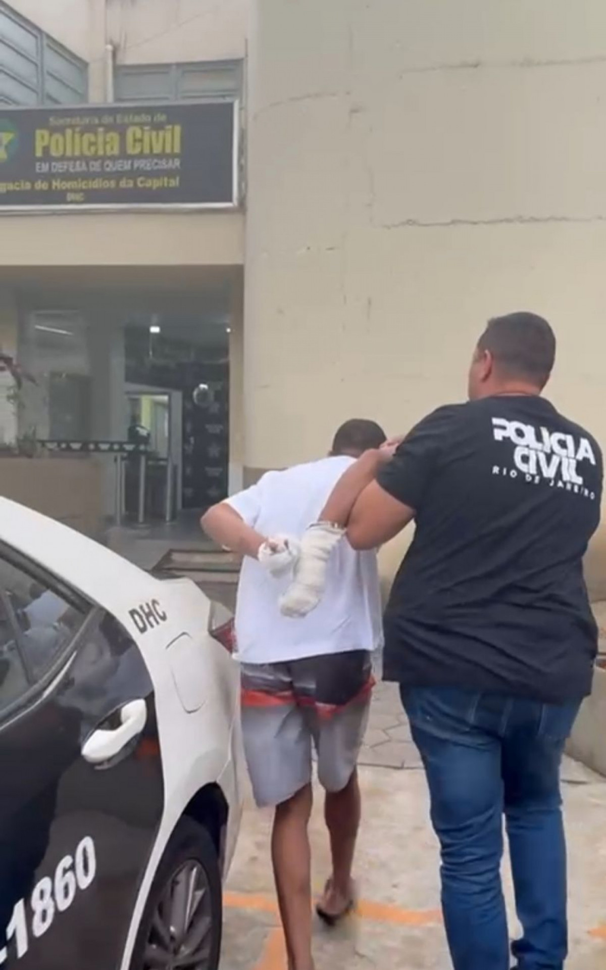 Homem se queimou durante o crime e est&aacute; com as m&atilde;os enfaixadas - Divulga&ccedil;&atilde;o / PCERJ