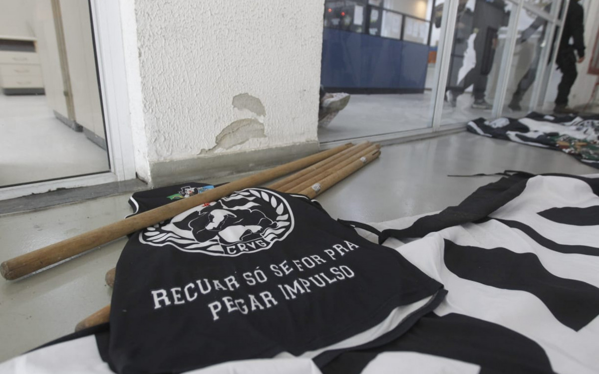 Policiais apreenderam materiais de torcidas organizadas de clubes cariocas