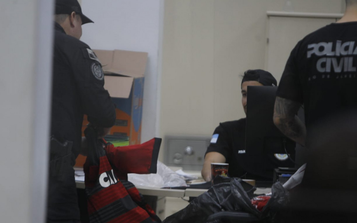 Policiais apreenderam materiais de torcidas organizadas de clubes cariocas