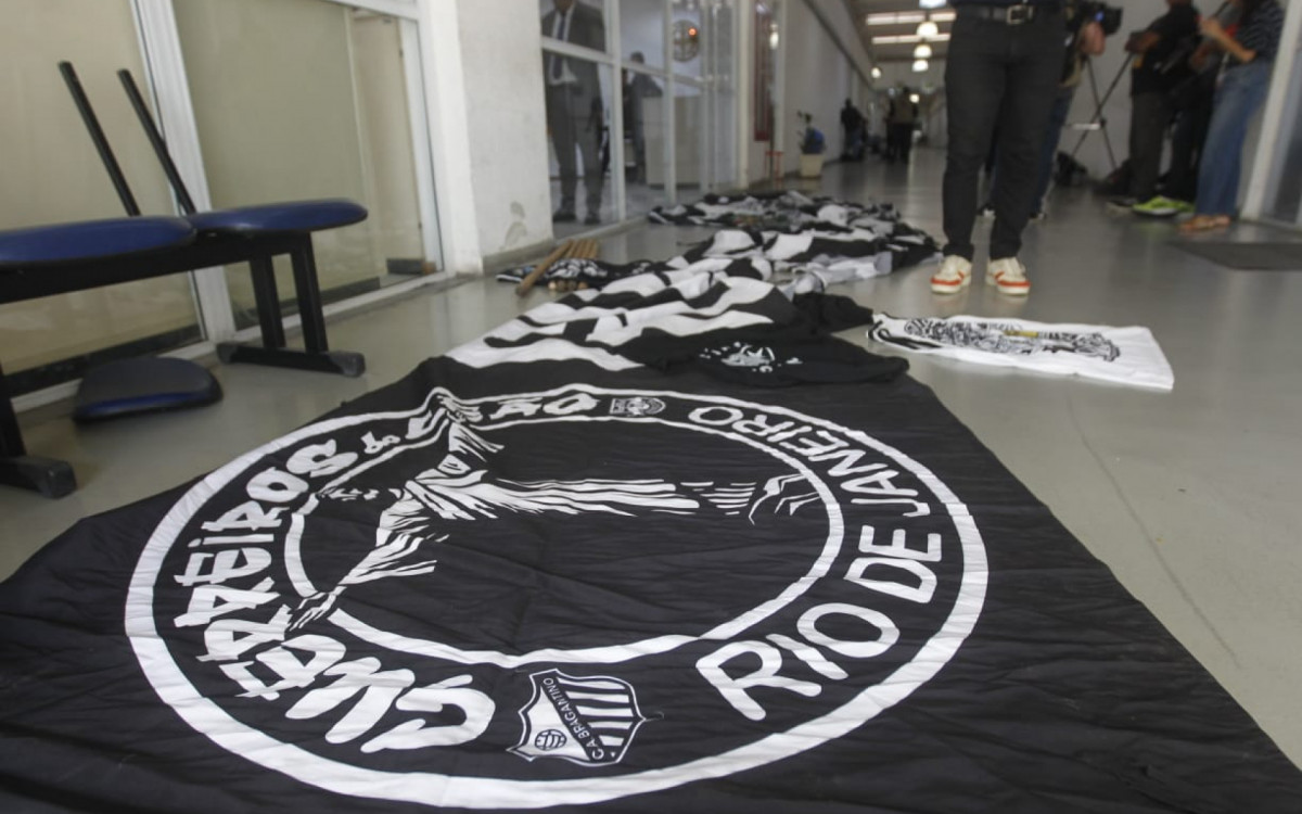 Policiais apreenderam materiais de torcidas organizadas de clubes cariocas