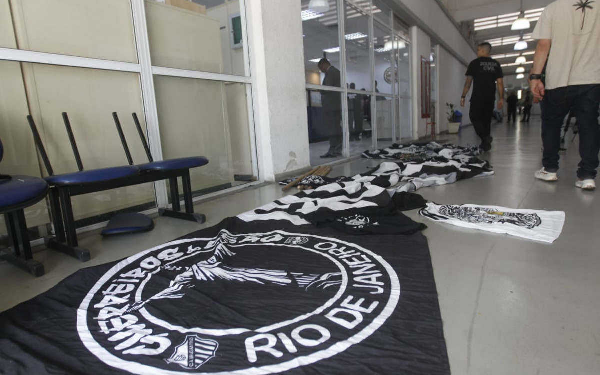 Policiais apreenderam materiais de torcidas organizadas de clubes cariocas