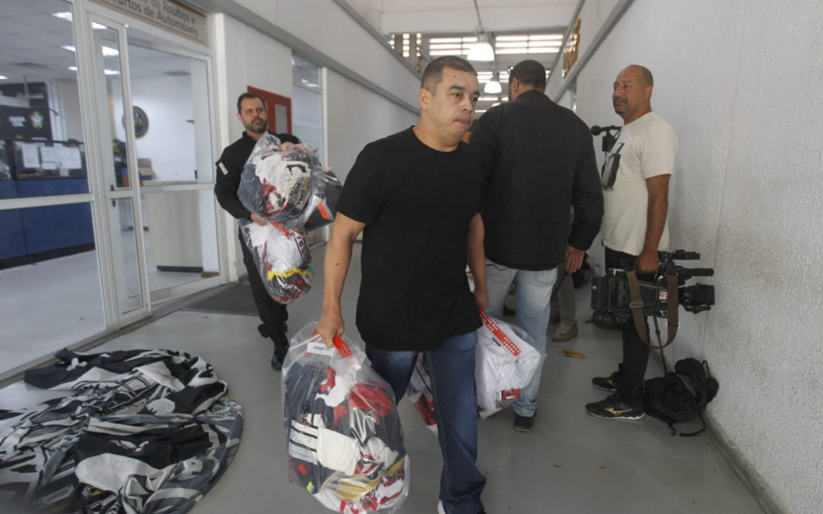 Policiais apreenderam materiais de torcidas organizadas de clubes cariocas