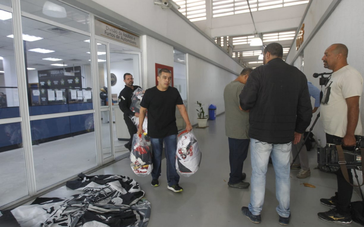 Policiais apreenderam materiais de torcidas organizadas de clubes cariocas