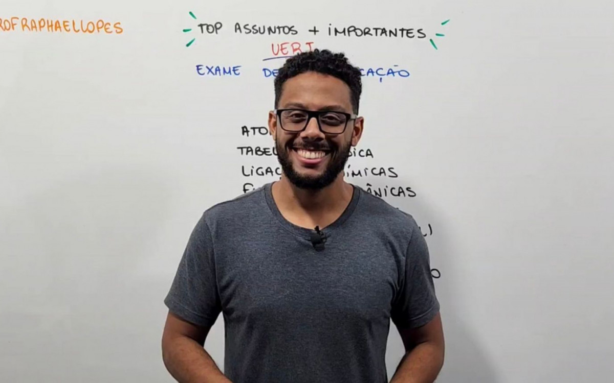Raphael Lopes &eacute; formado em Qu&iacute;mica pela UFF e leciona h&aacute; 15 anos  - Reprodu&ccedil;&atilde;o/YouTube