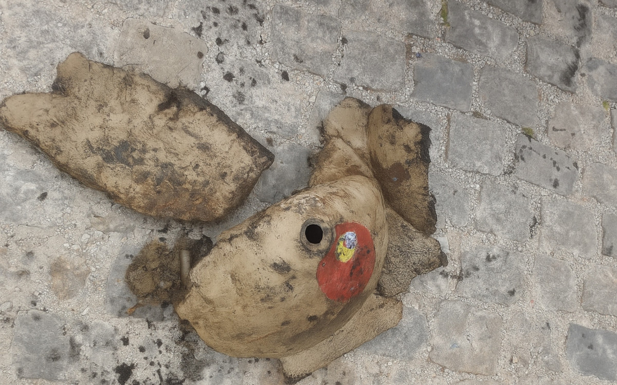 Equipe da BRK realiza limpeza de redes de esgoto no bairro Lagomar, retirando lixo e materiais inusitados