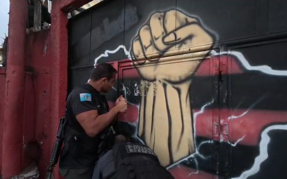 Agentes cumpriram mandados em sedes de torcidas dos quatro principais clubes do Rio