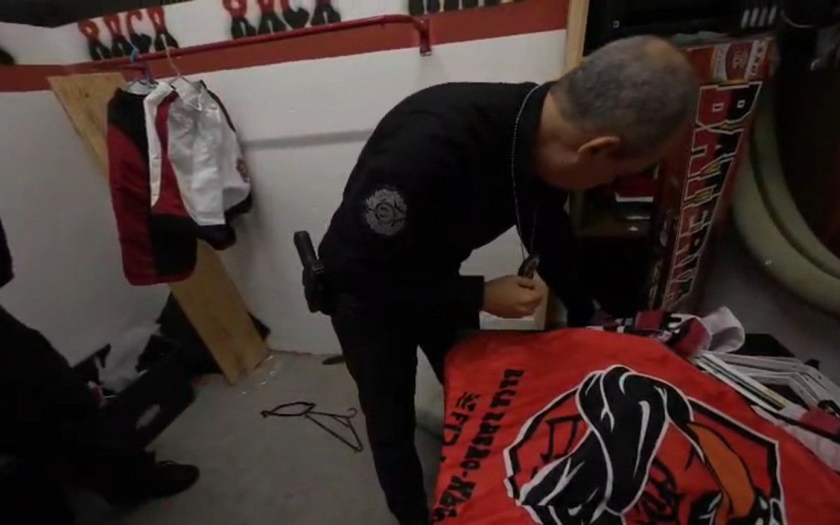 Agentes cumpriram mandados em sedes de torcidas dos quatro principais clubes do Rio