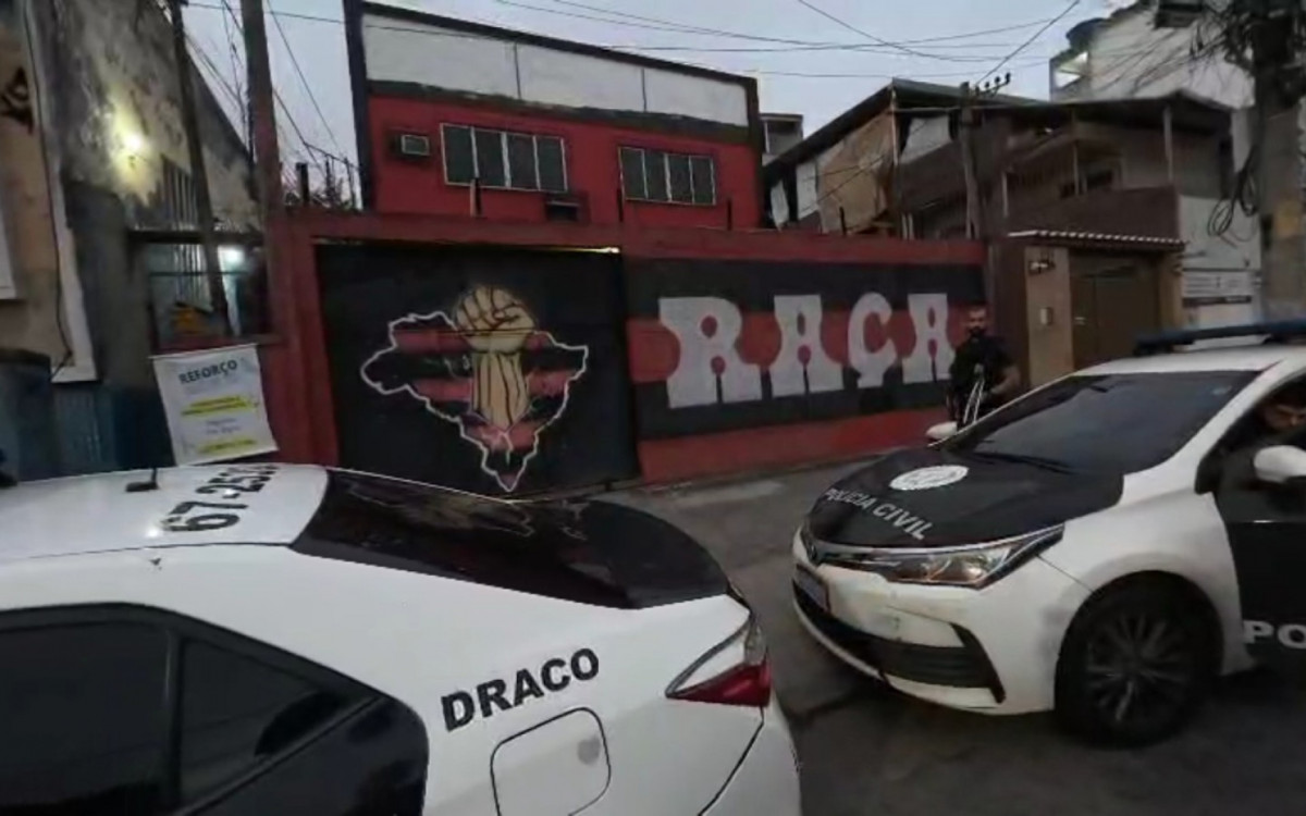 Agentes cumpriram mandados em sedes de torcidas dos quatro principais clubes do Rio