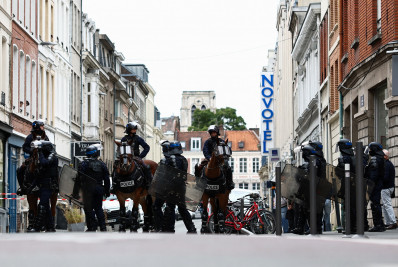 Polícia mata homem armado com facão perto de escola na França