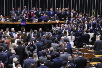'Sem anistia' e 'Anistia já': Deputados se posicionam após aprovação de urgência na Câmara