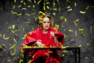 Gabriela Duarte interpreta mulher com depressão e histeria em primeiro monólogo