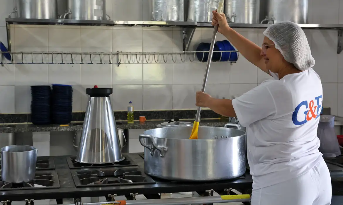 Ceará sanciona lei que zera ultraprocessados na merenda até 2027