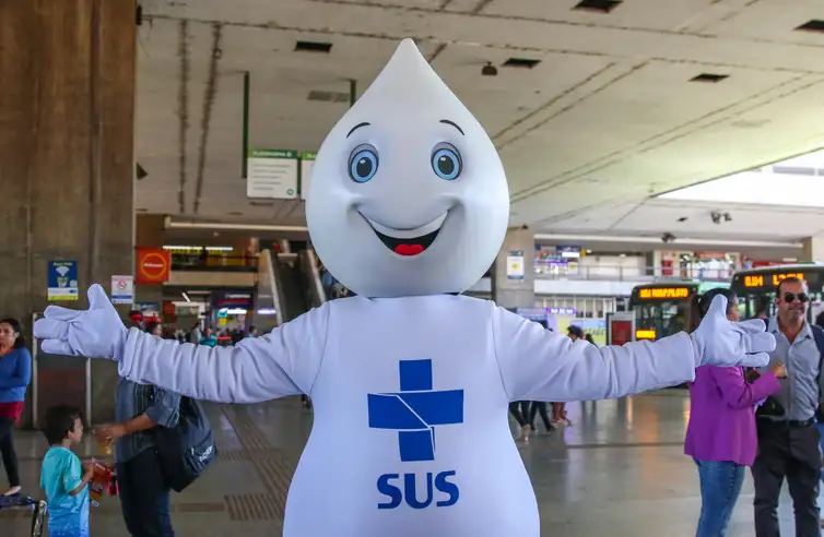 Vacina da covid também protege contra complicações cardíacas da doença, aponta estudo