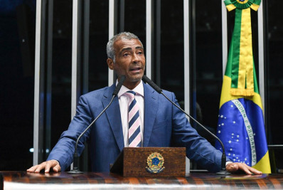 Romário é designado relator da proposta que profissionaliza árbitros de futebol
