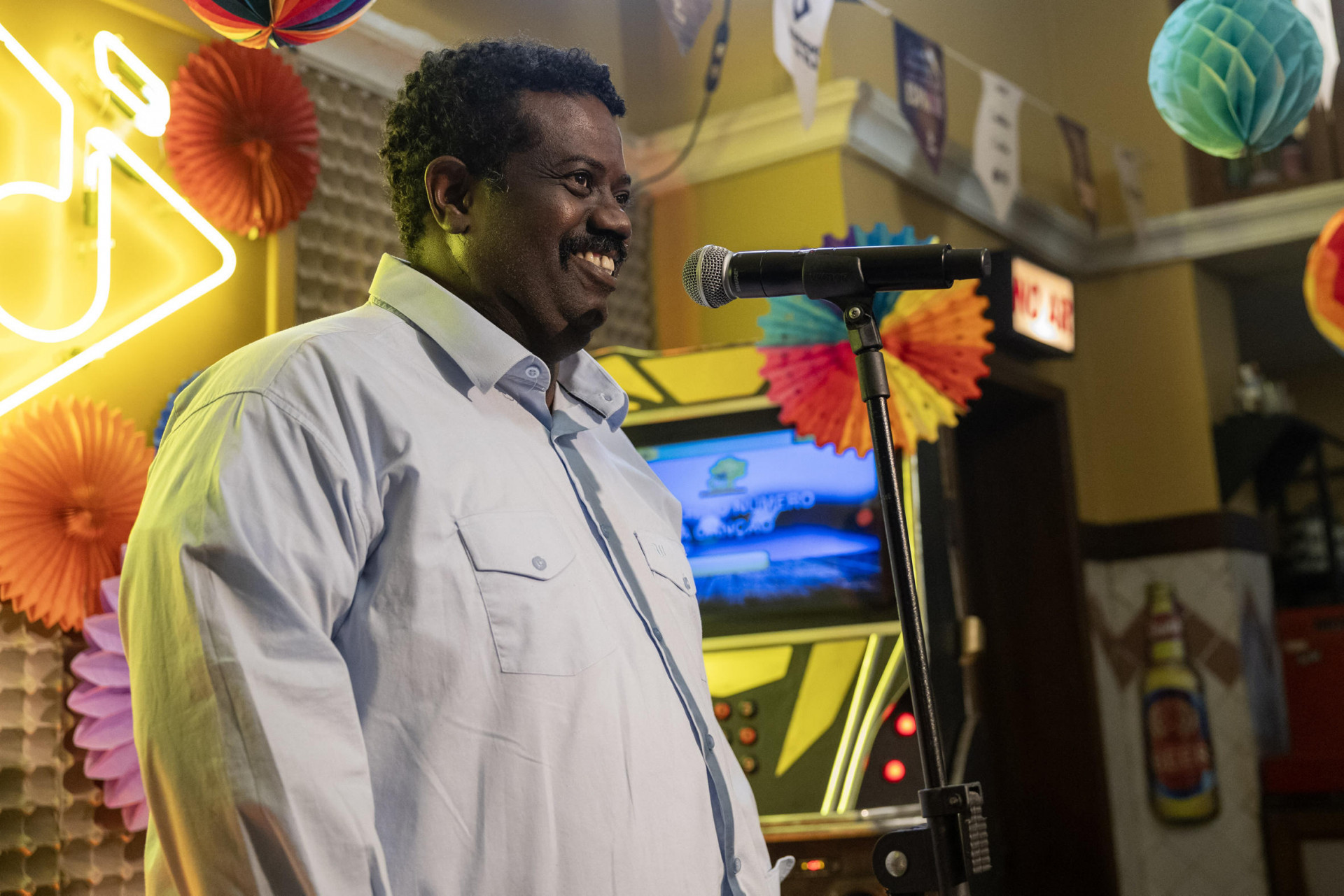 Jarbas (Leandro Firmino), padrinho do casal, faz um discurso tocante - Globo | Angélica Goudinho