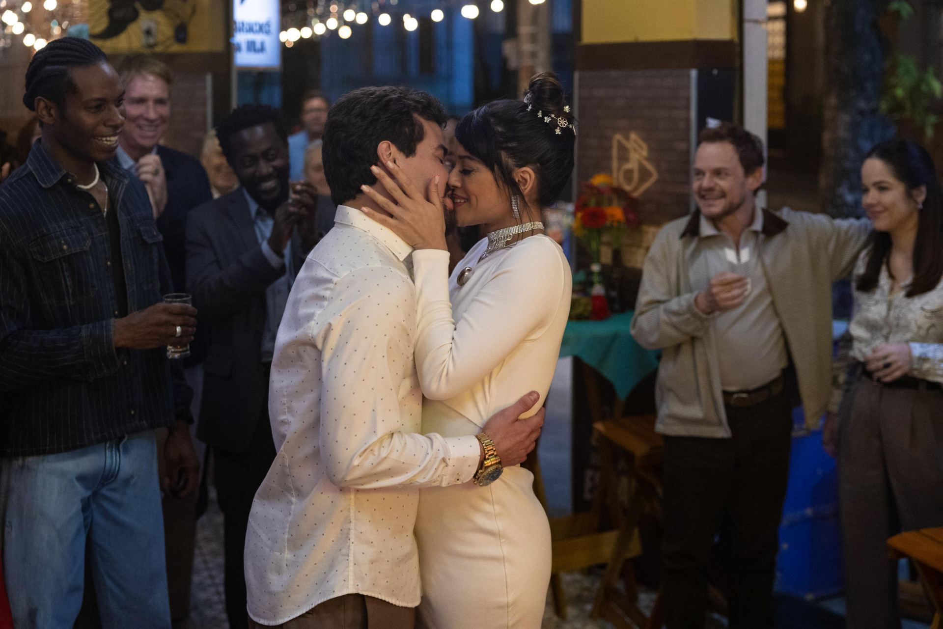 Lucimar (Ingrid Gaigher) e Vasco (Thiago Martins) celebram o casamento com André (Breno Ferreira), Eugênio (Luiz Salem), Luciano (Licínio Januário), Poliana (Matheus Nachtergaele) e Marieta (Cacá Ottoni).  - Globo | Angélica Goudinho