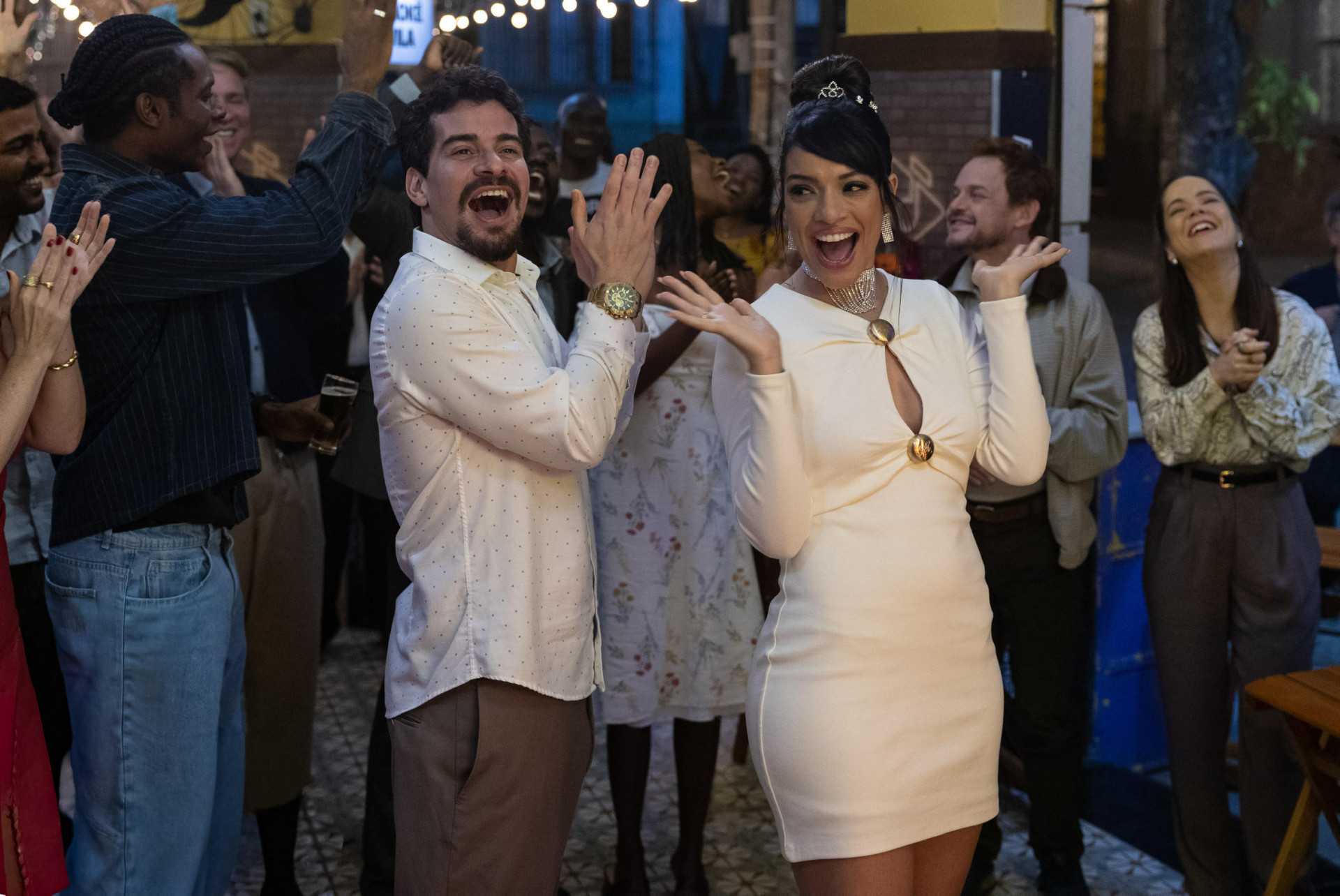 Lucimar (Ingrid Gaigher) e Vasco (Thiago Martins) celebram o casamento com André (Breno Ferreira), Eugênio (Luiz Salem), Luciano (Licínio Januário), Daniela (Jessica Marques), Poliana (Matheus Nachtergaele) e Marieta (Cacá Ottoni).  - Globo | Angélica Goudinho