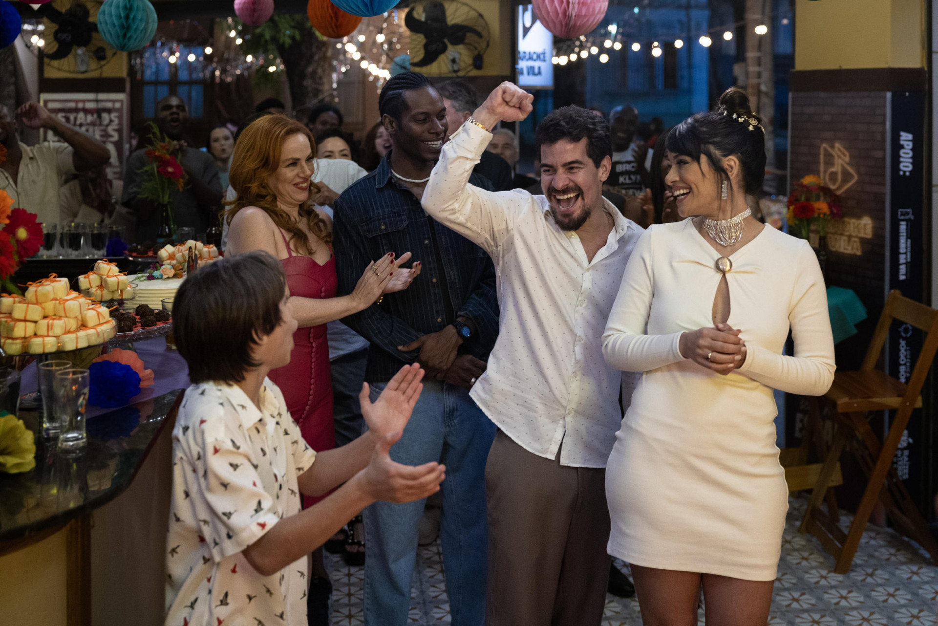 Lucimar (Ingrid Gaigher) e Vasco (Thiago Martins) celebram o casamento com Jorginho (Rafael Fuchs), Aldeíde (Karine Teles) e André (Breno Ferreira).  - Globo | Angélica Goudinho