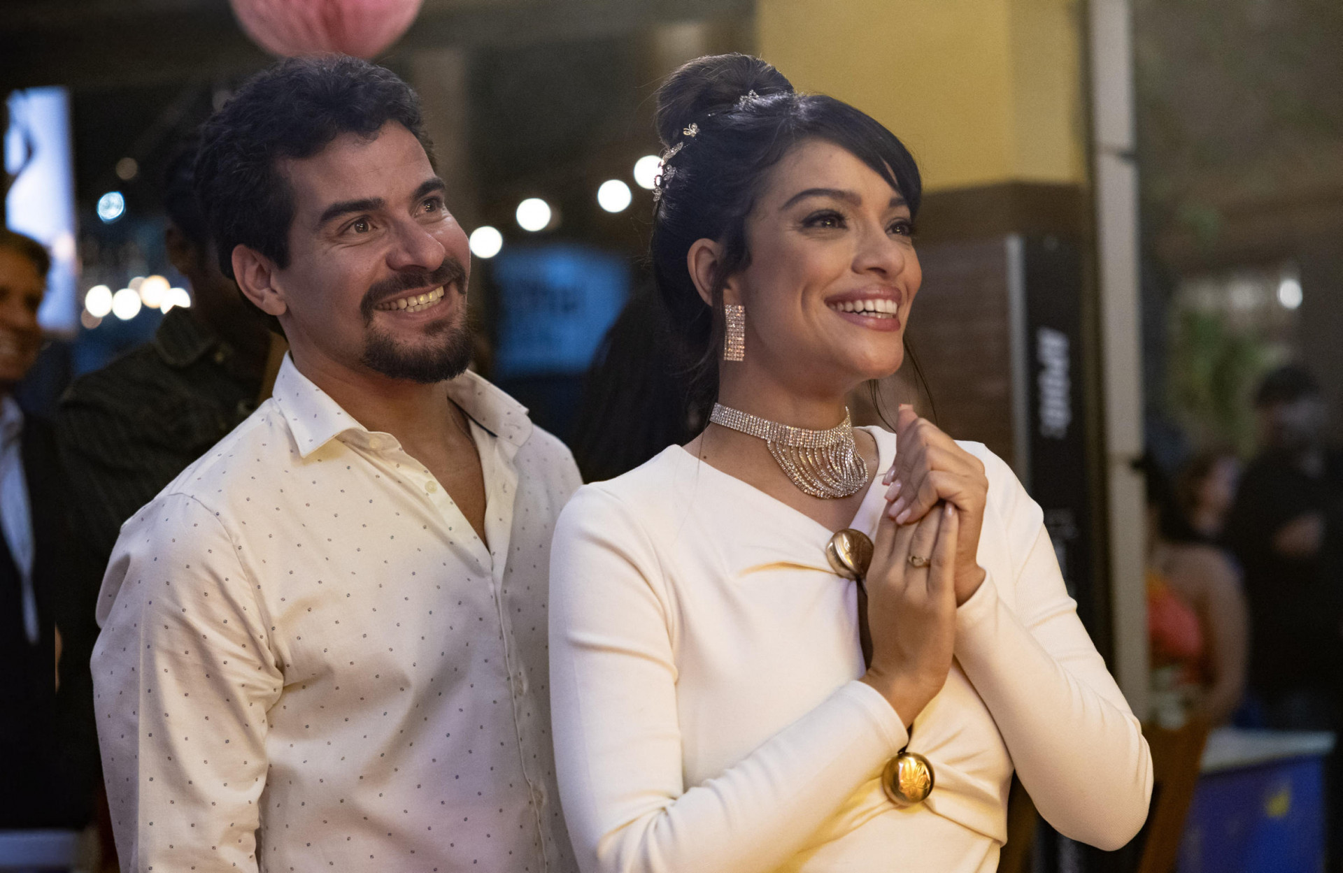 Lucimar (Ingrid Gaigher) e Vasco (Thiago Martins) emocionados com o discurso de Jarbas. - Globo | Angélica Goudinho