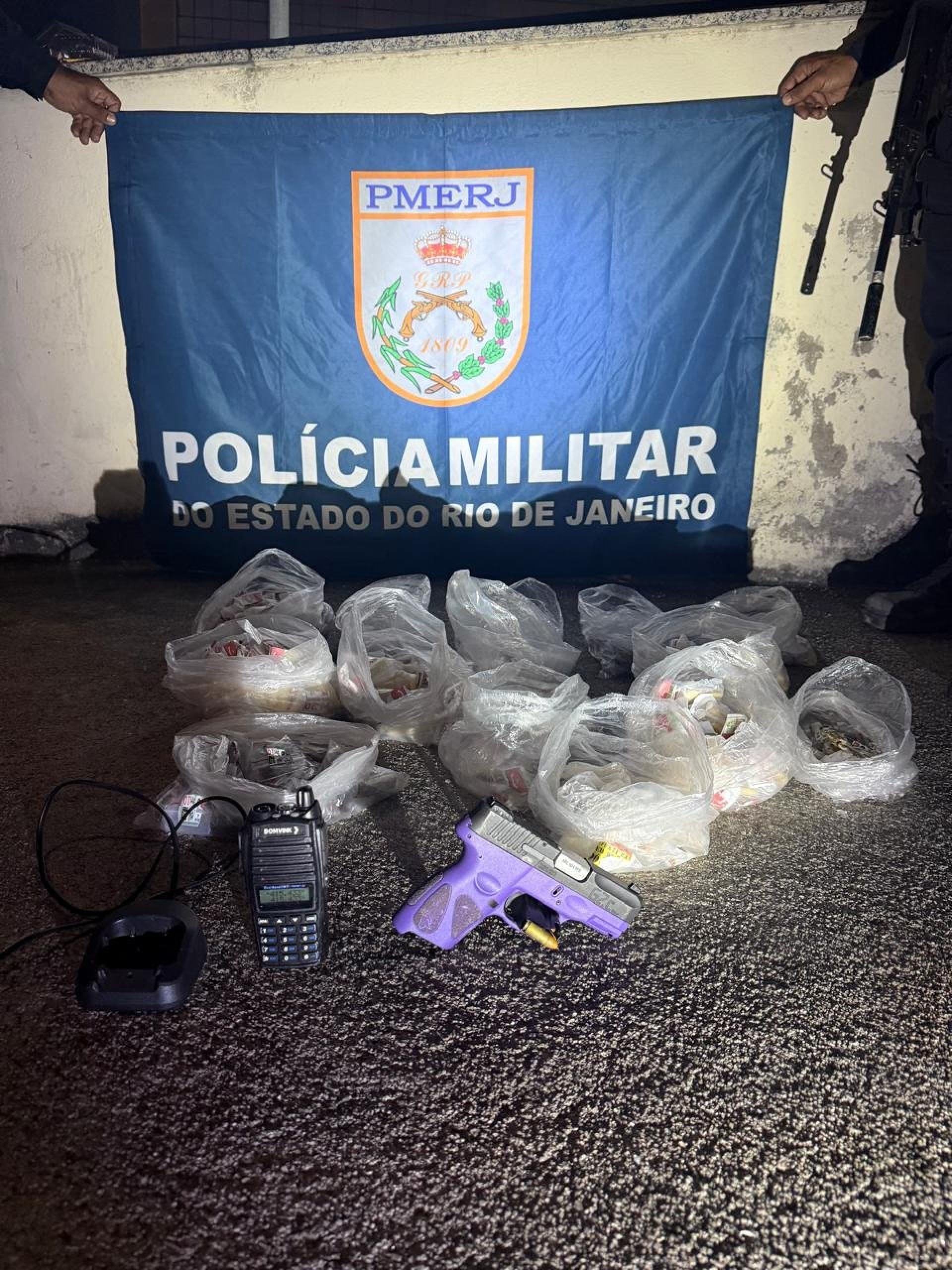 Pistola, rádio transmissor e drogas foram apreendidas durante operação na Bacia do Éden - @pmerj