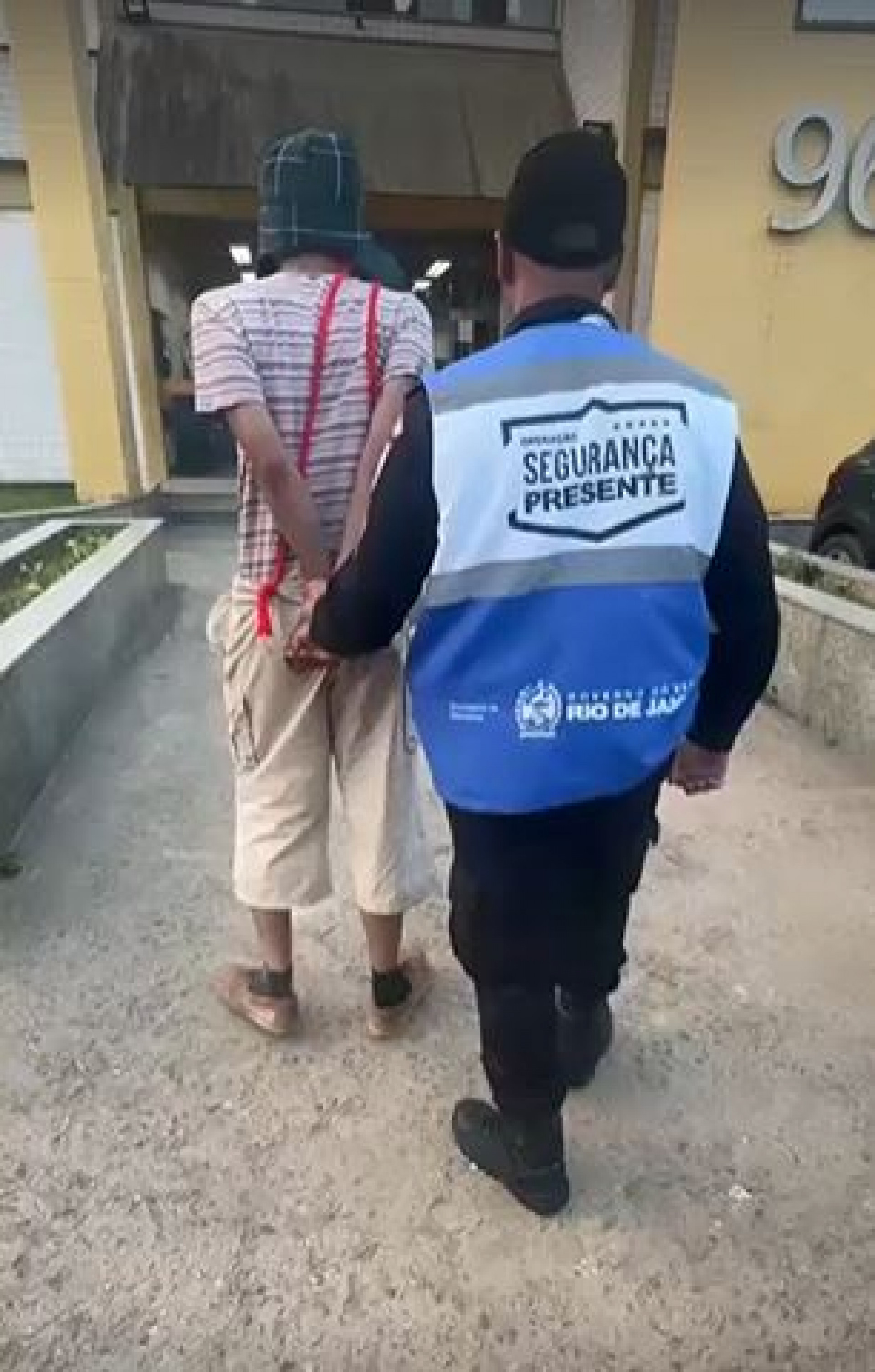 Homem com maconha, fantasiado de \'Chaves\', é levado à delegacia