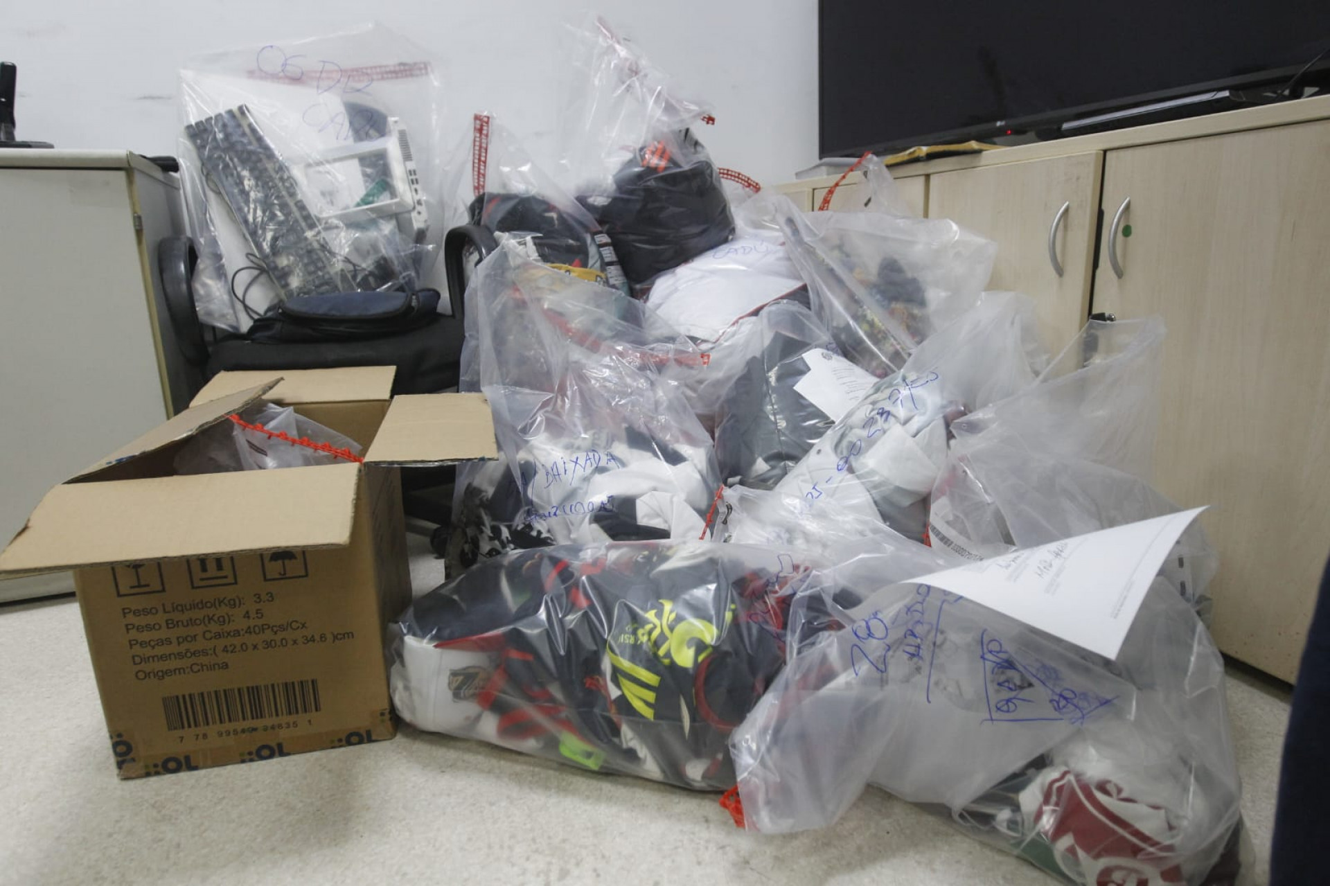 Polícia apreendeu armas e materiais de organizadas durante operação - Reginaldo Pimenta / Agência O Dia