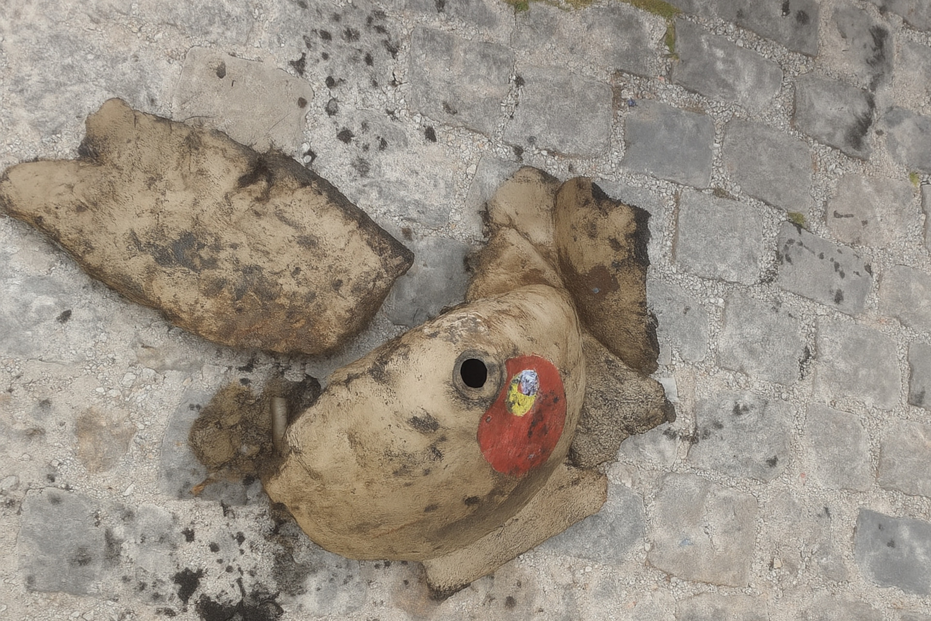 Equipe da BRK realiza limpeza de redes de esgoto no bairro Lagomar, retirando lixo e materiais inusitados - Foto: Divulga&ccedil;&atilde;o