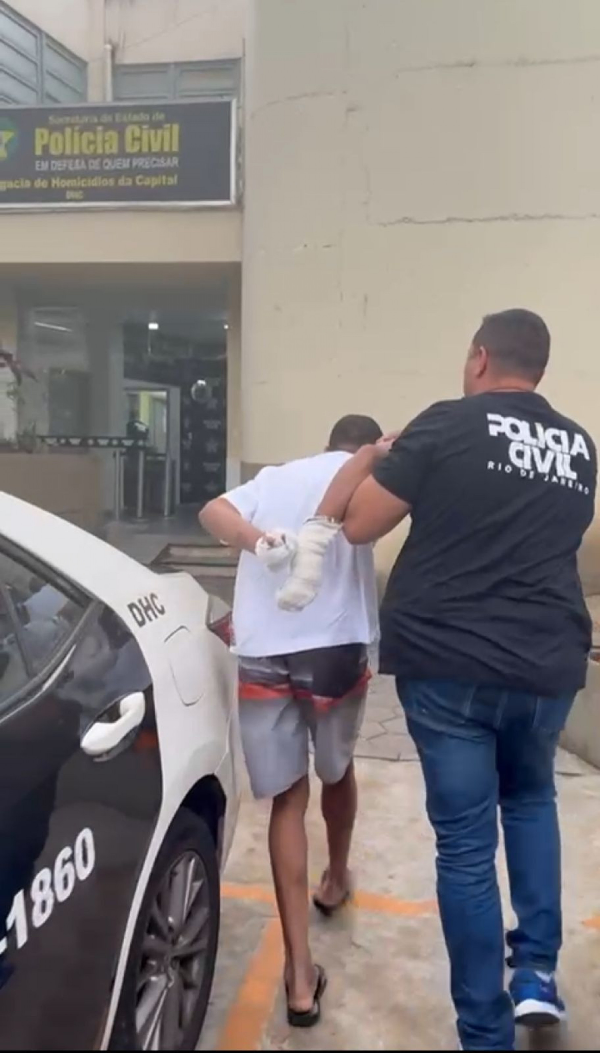Homem se queimou durante o crime e está com as mãos enfaixadas