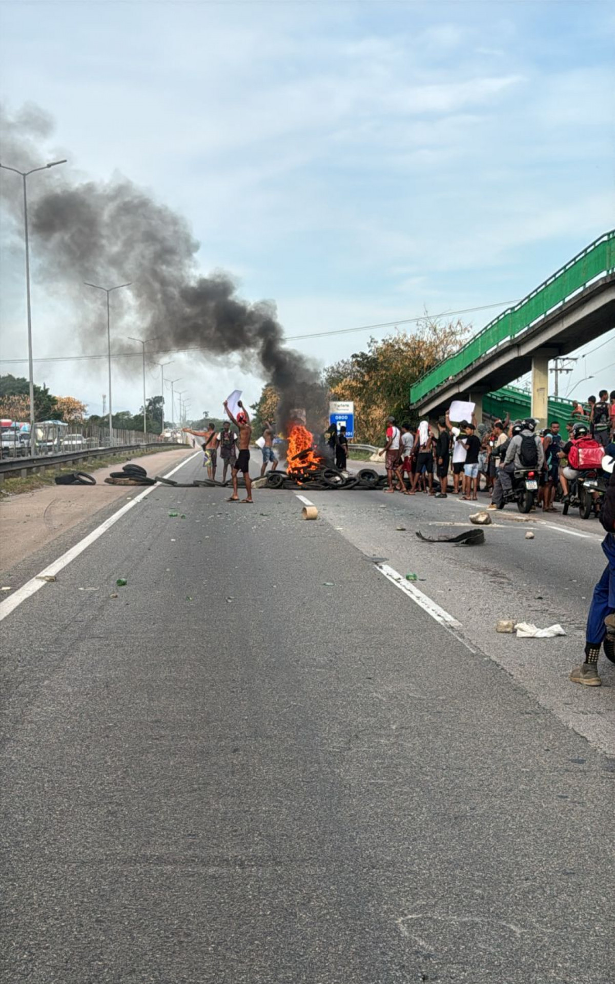 Manifesta&ccedil;&atilde;o interdita BR-101 na altura de S&atilde;o Gon&ccedil;alo - Reprodu&ccedil;&atilde;o/Redes sociais