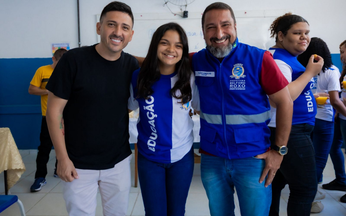 O vereador Juninho Pica-Pau (E) e o secretário Flávio Gonçalves com a aluna Rebeka Rosa

